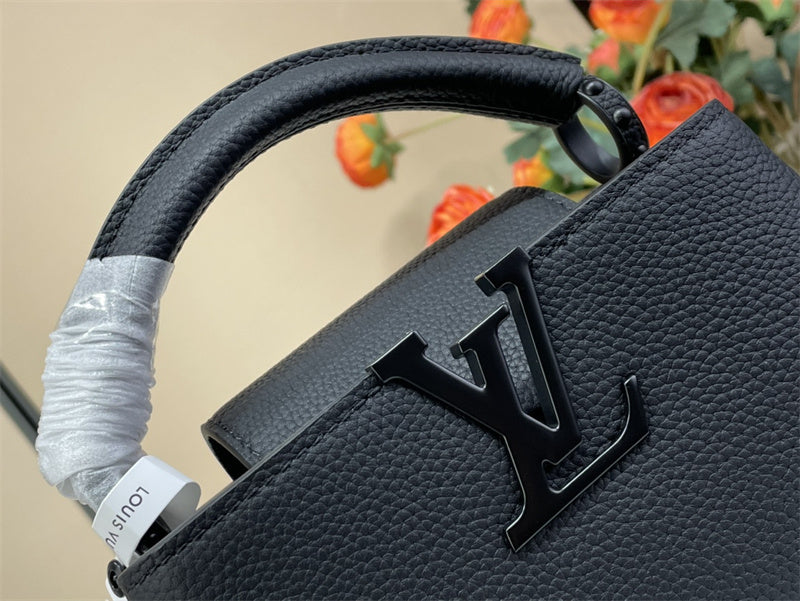  Versatile shoulder bag front view 61