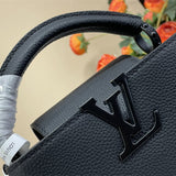  Versatile shoulder bag front view 61