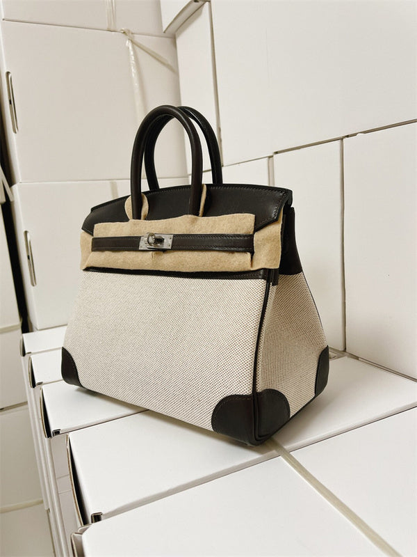  everyday carryall bag detail view showing craftsmanship