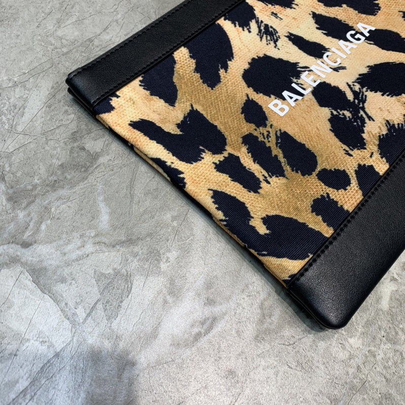 Classic Vegan Leather Handbag - Understated Luxury Look | Women's Designer-Inspired Purse #1010 - hardware and detail close-up (image 5) of designer-inspired handbag