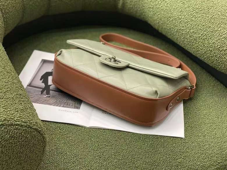 spacious purse view 6