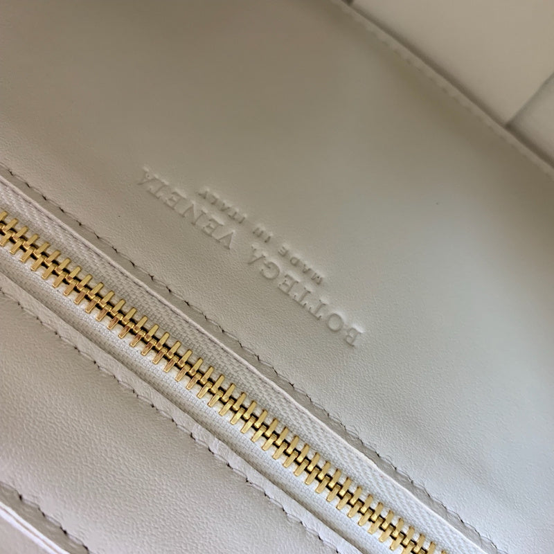 Elegant Vegan Leather Handbag - Chic Everyday Appeal | Women's Statement Accessory #1748 - close-up detail shot (image 3) of designer-inspired handbag