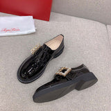 Front view of Roger Vivier luxury piece style No.090