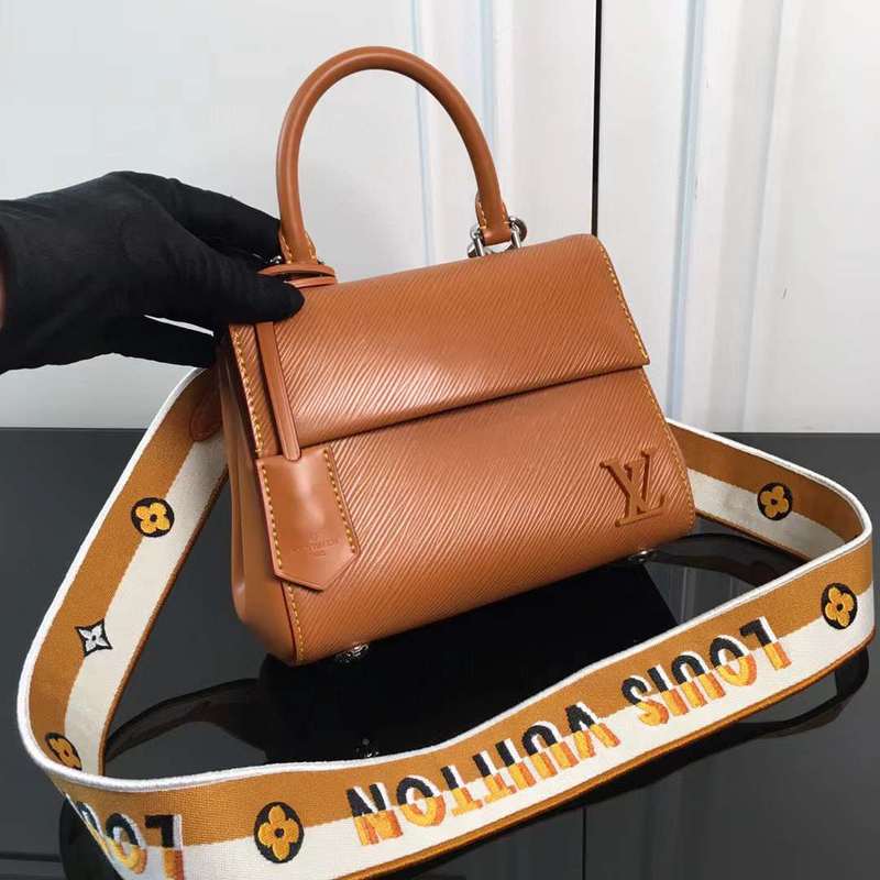 Side profile of everyday-luxe premium women's handbag – women's designer-style accessory