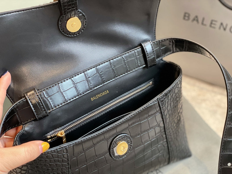 Ziva's Charm handbag – carry view (one versatile size)