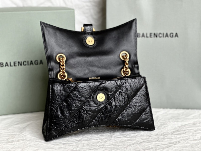 Zivas Charm Elevated Essentials Statement Handbag (Versatile Style Statement) – Close-Up Detail