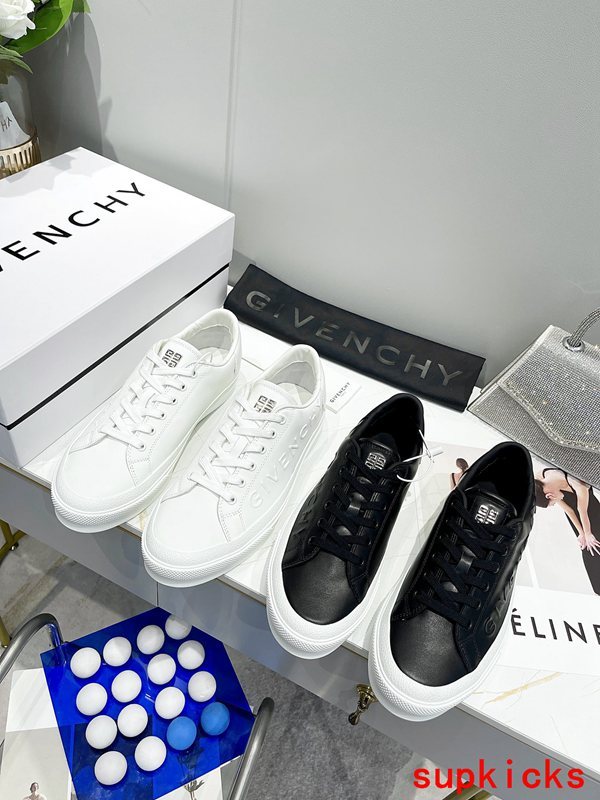Givenchy shoes Style 062 - logo and branding close-up