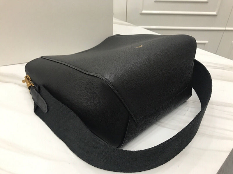 Side profile of everyday-luxe classic women's handbag – women's premium purse