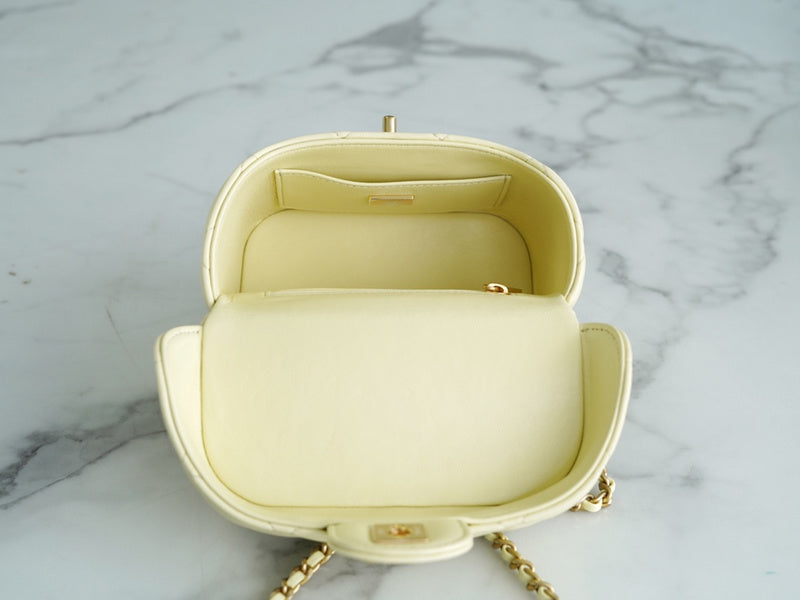  handbag, compact everyday style, image 3