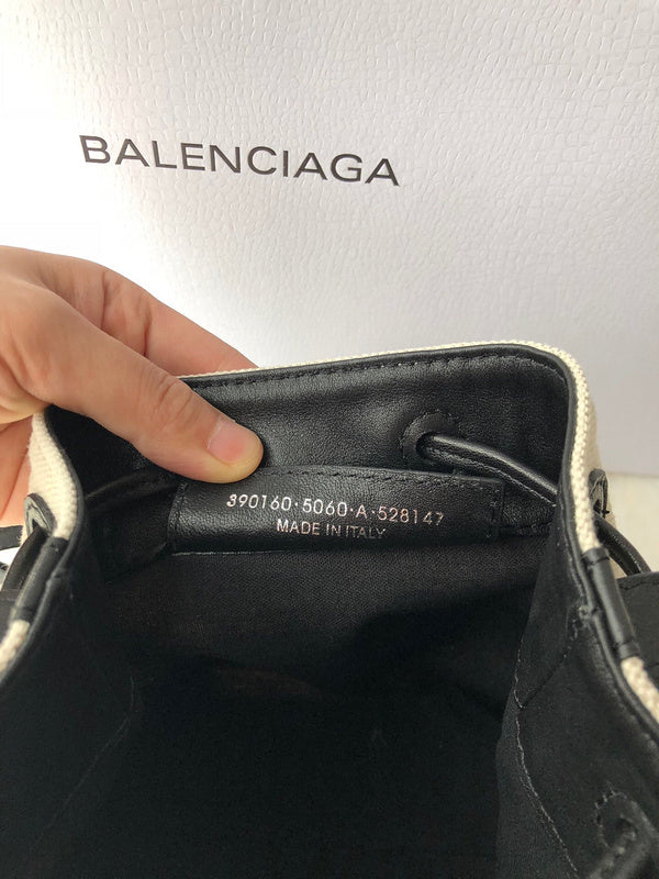 Structured Premium PU Leather Handbag - Refined Silhouette | Women's Everyday Carry Handbag #752 - texture close-up (image 9) of designer-inspired handbag