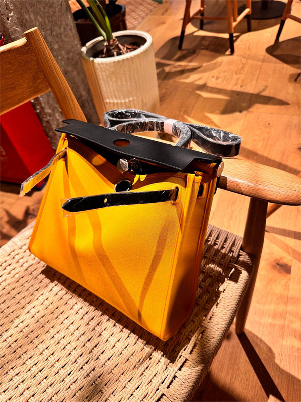  everyday handbag detail view showing craftsmanship 14
