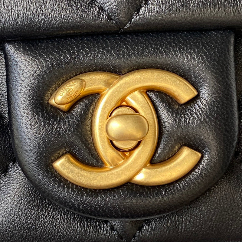 Ziva's Charm handbag – close-up view (one versatile size)