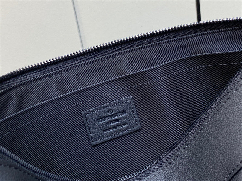  Minimalist tote bag carried on shoulder 10