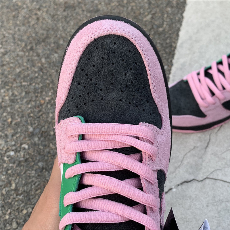 Nike Men's & Women's Iconic Street Trainers — Style 203 hardware detail