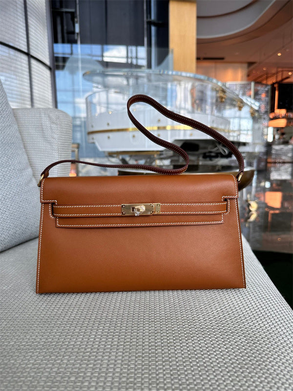 Graceful shoulder bag carried on shoulder 16