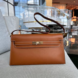  Graceful shoulder bag carried on shoulder 16
