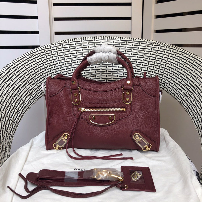 Side profile of premium chic women's handbag – women's designer-style accessory