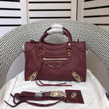 Side profile of premium chic women's handbag – women's designer-style accessory