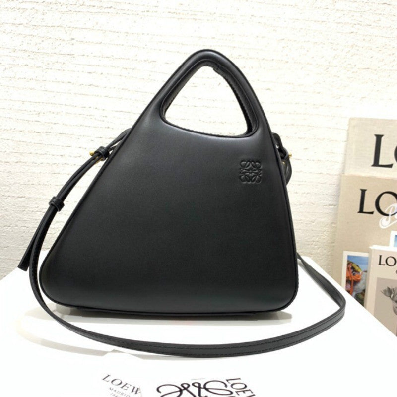 Ziva's Charm handbag – detail view (23.5cm*25.5cm*12cm)