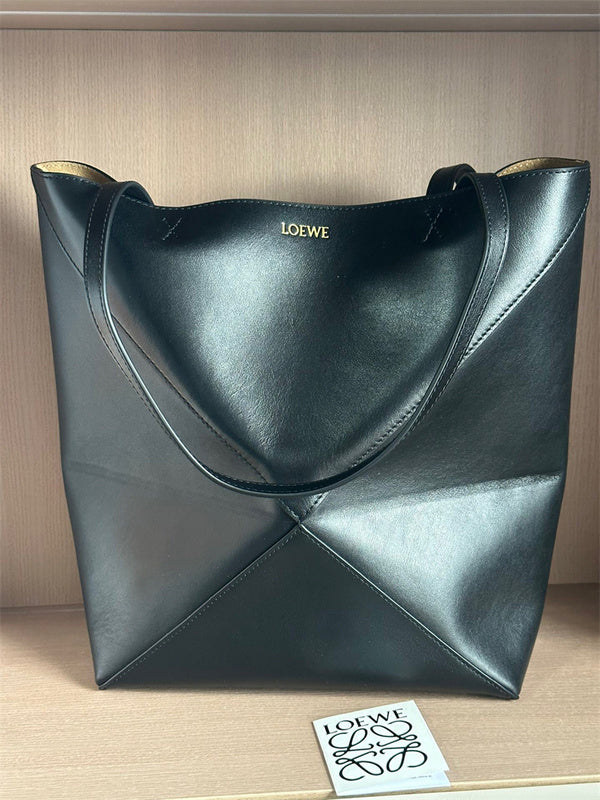 Ziva's Charm handbag – close-up view (16.5cm*9.5cm*20cm)