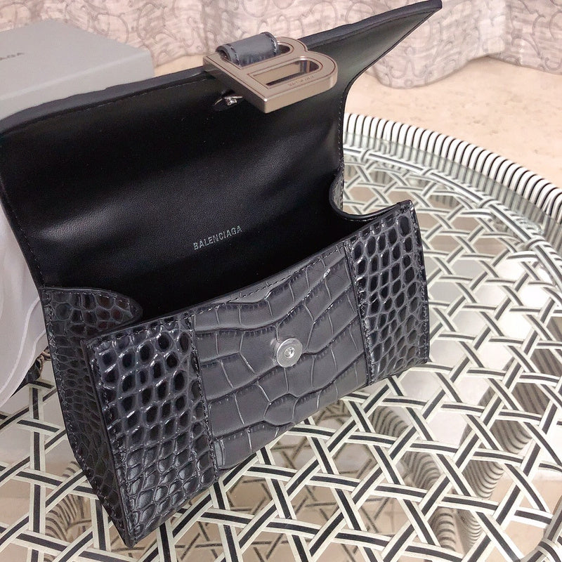 Front view of everyday-luxe modern women's handbag – women's luxury handbag
