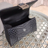 Front view of everyday-luxe modern women's handbag – women's luxury handbag