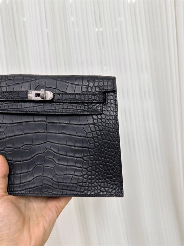  Streamlined tote bag carried on shoulder 28
