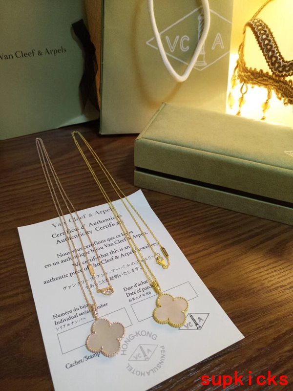 Front view of Van Cleef & Arpels unisex jewelry piece