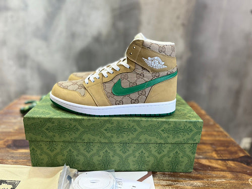 Gucci classic monochrome luxury sneakers view 11 retro runner design