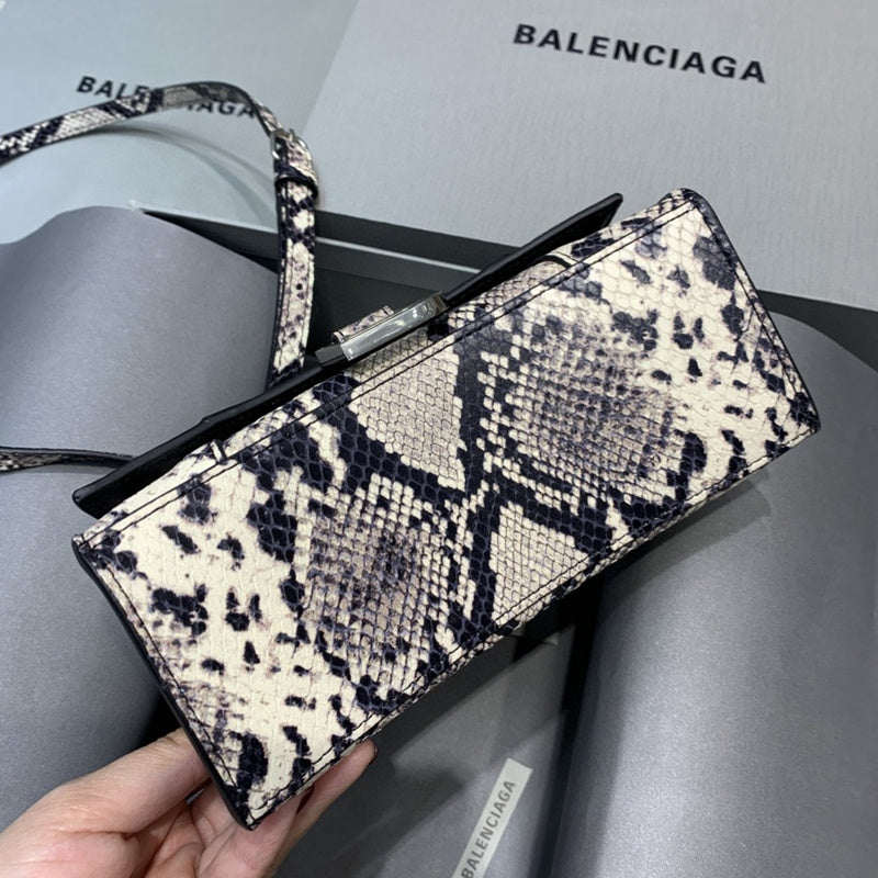 Elegant Premium PU Leather Handbag - Refined Silhouette | Women's Fashion Handbag #707 - hardware and detail close-up (image 5) of designer-inspired handbag