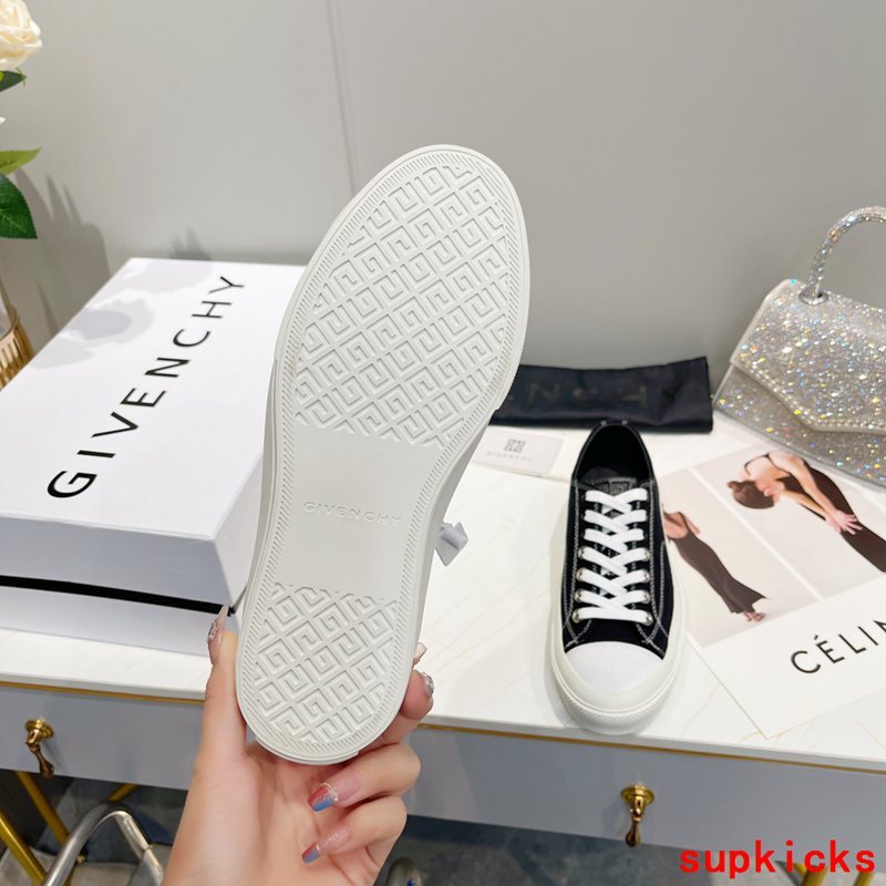 Givenchy shoes Style 098 - logo and branding close-up