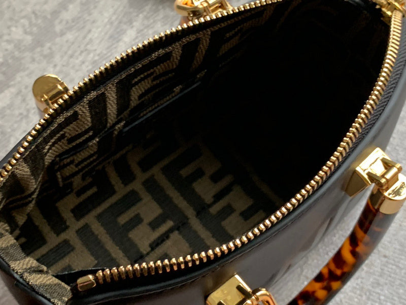 Ziva's Charm handbag – product shot (17cm*18cm*8cm)