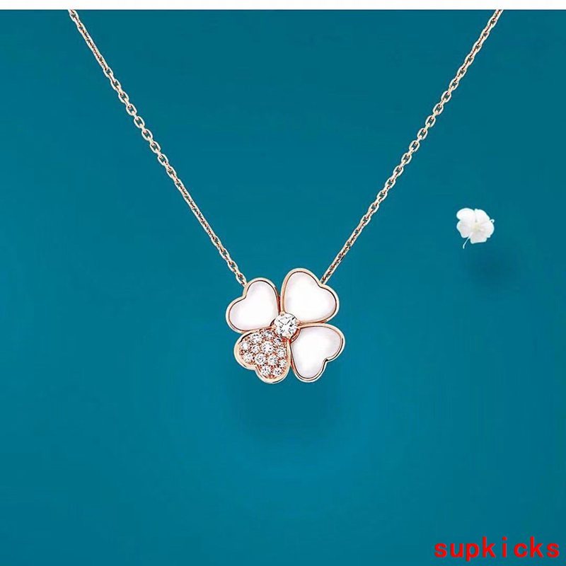 Side view of Van Cleef & Arpels unisex jewelry piece