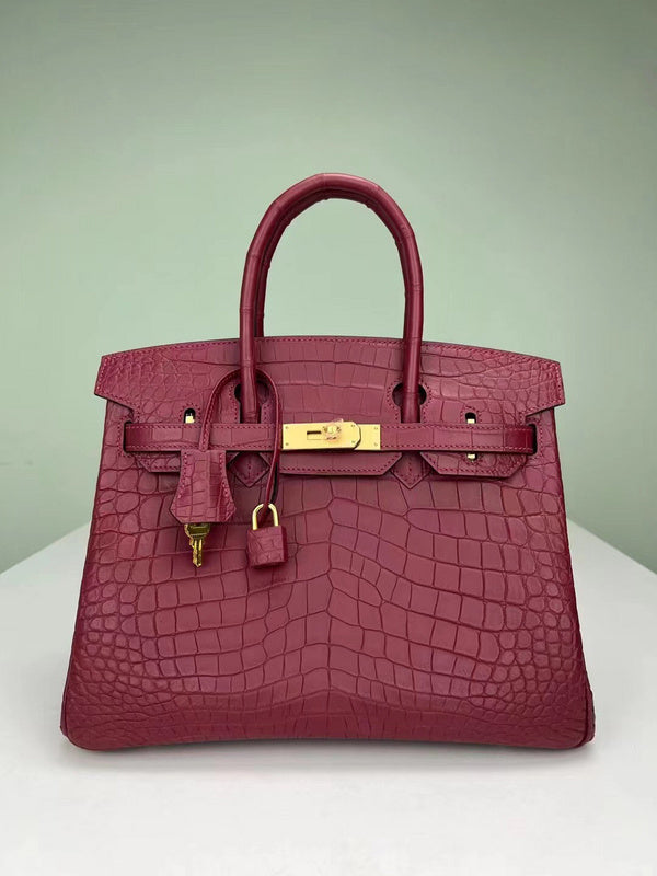 Streamlined handbag styled for everyday wear