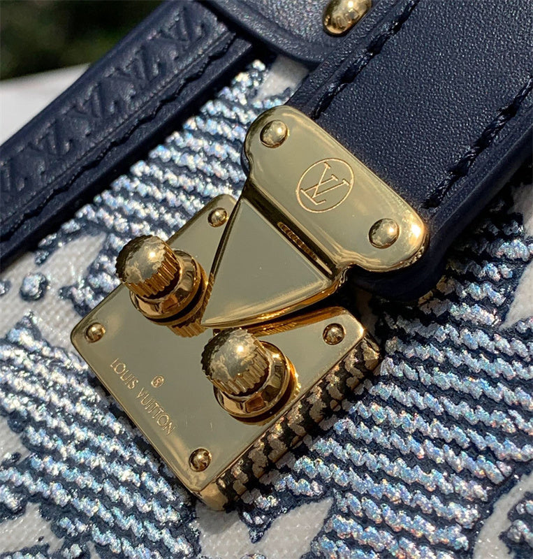  structured bag interior and compartment view 9