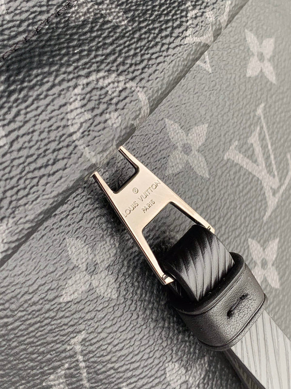 Styled lifestyle shot of everyday-luxe signature women's handbag – women's statement bag
