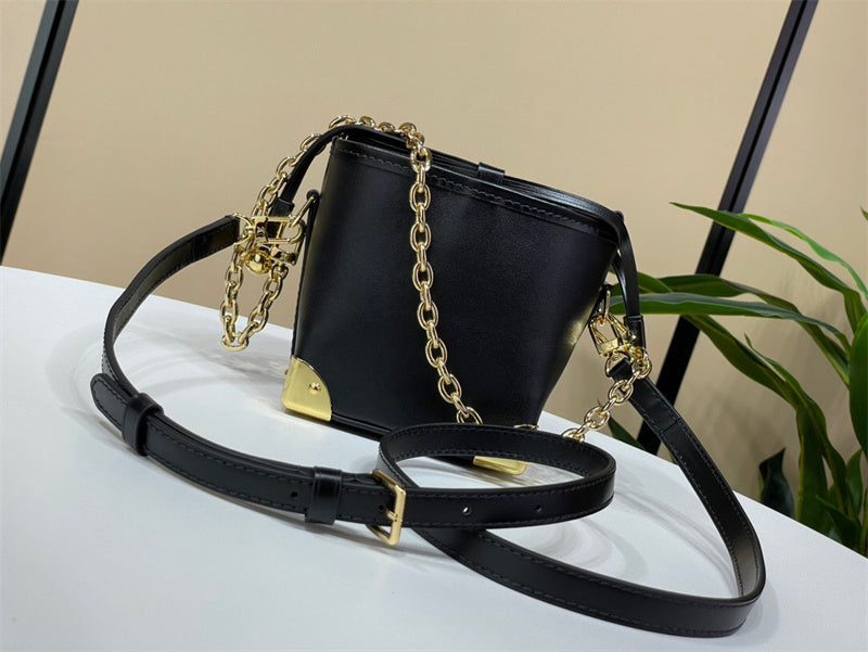  handbag interior and compartment view 9