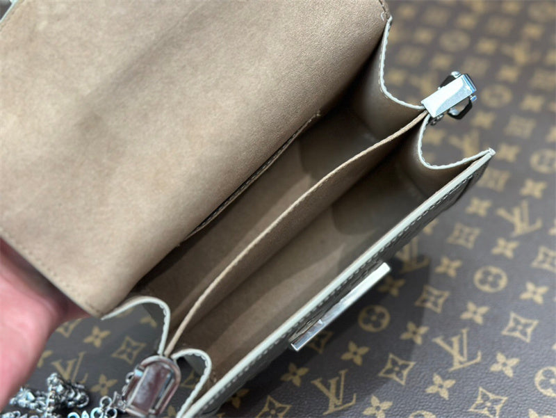  Streamlined shoulder bag front view 7