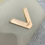  effortless everyday bag detail view showing craftsmanship 8