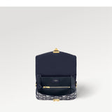  modern carryall bag detail view showing craftsmanship 14
