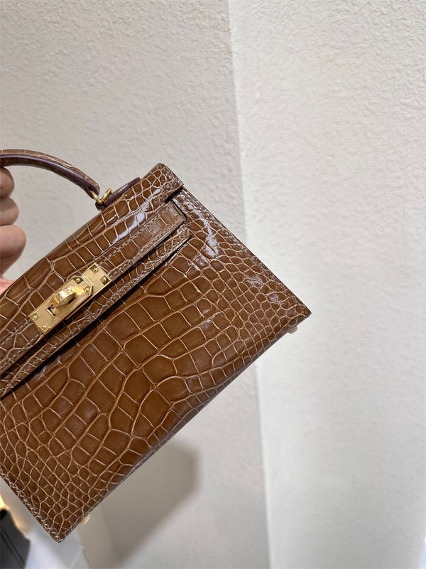  Modern everyday bag front view 7