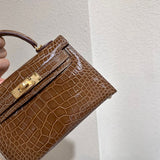  Modern everyday bag front view 7