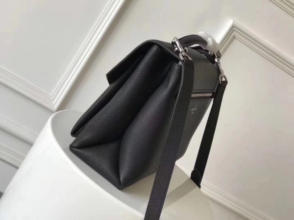 Handle and strap detail of chic modern women's handbag – women's designer-style accessory
