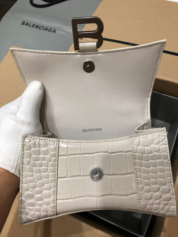 Zivas Charm Timeless Appeal Statement Handbag (Modern Wardrobe Staple) – Close-Up Detail
