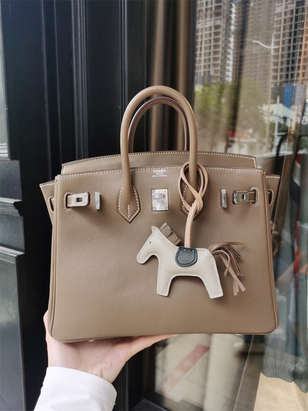  Streamlined everyday bag front view 7
