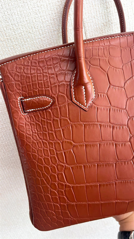  sophisticated carryall bag styled with outfit