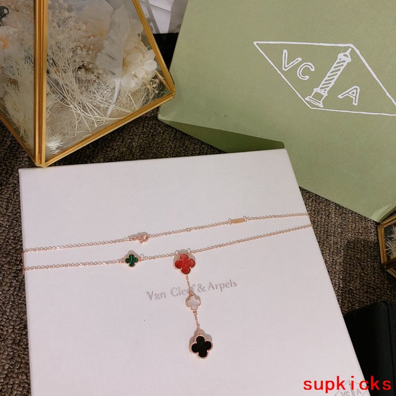 Full view of Van Cleef & Arpels unisex jewelry piece