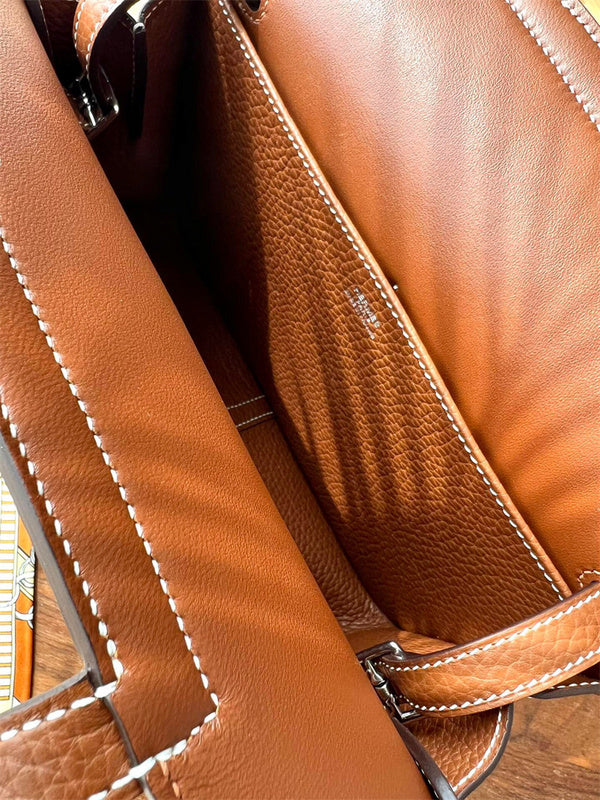  shoulder bag interior and compartment view 15