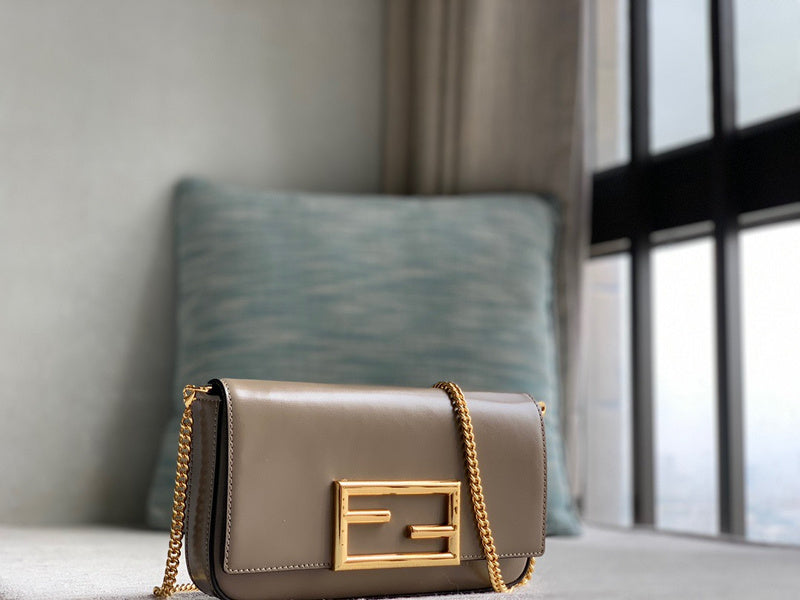 Ziva's Charm handbag – detail view (21.5cm*3cm*13cm)