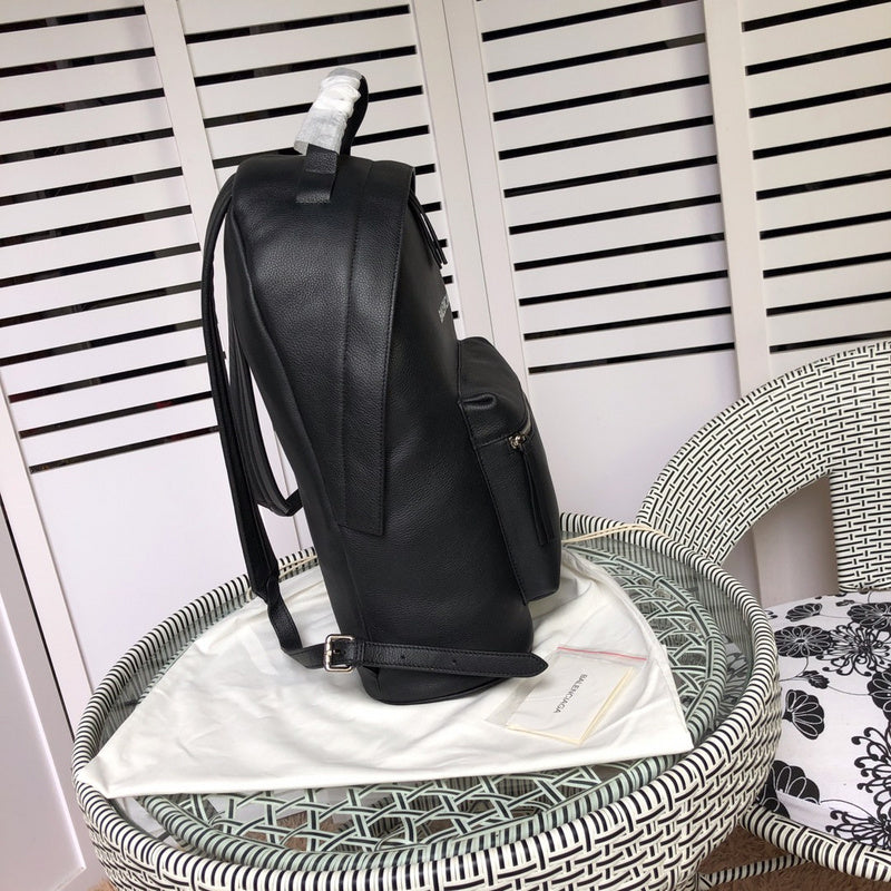 Handle and strap detail of classic chic women's handbag – women's everyday handbag